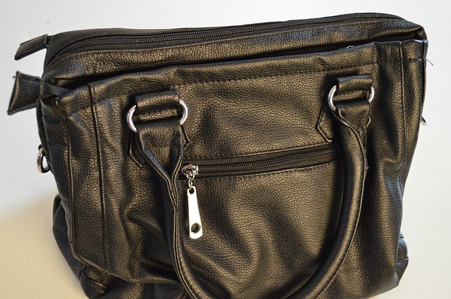 革のブランドバッグは型崩れに注意して保管し、京都のブランド品買取にご依頼ください。