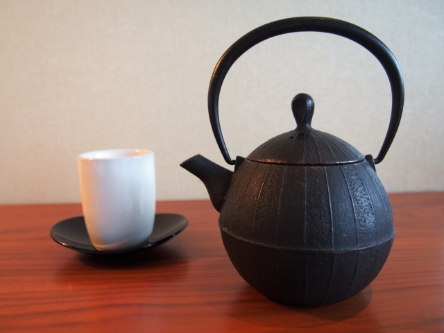 京都で骨董品の買取を行うお店をお探しなら茶道具(鉄瓶・銀瓶)の査定も行う「おたからや京都北山店」～高価買取・高額査定はお任せ～
